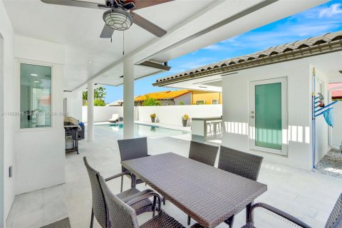 House in Miami, Florida 4 bedrooms, 324.23 sq.m. № 1889449 - photo 9