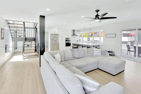 House in Miami, Florida 4 bedrooms, 324.23 sq.m. № 1889449 - photo 18