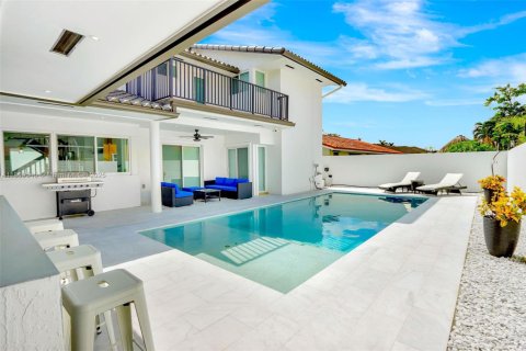 House in Miami, Florida 4 bedrooms, 324.23 sq.m. № 1889449 - photo 13
