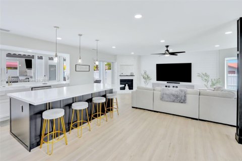 House in Miami, Florida 4 bedrooms, 324.23 sq.m. № 1889449 - photo 17