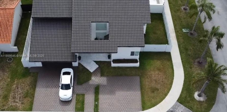House in Miami, Florida 4 bedrooms, 324.23 sq.m. № 1889449