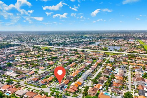 House in Miami, Florida 4 bedrooms, 324.23 sq.m. № 1889449 - photo 2