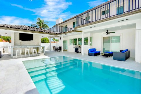 House in Miami, Florida 4 bedrooms, 324.23 sq.m. № 1889449 - photo 14