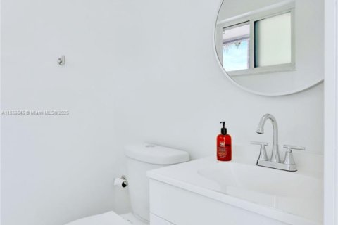 House in Miami, Florida 4 bedrooms, 324.23 sq.m. № 1889449 - photo 12