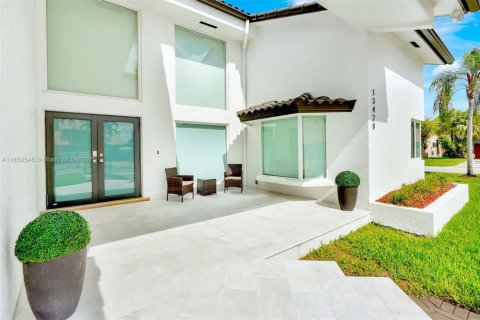 House in Miami, Florida 4 bedrooms, 324.23 sq.m. № 1889449 - photo 7