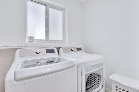 House in Miami, Florida 4 bedrooms, 324.23 sq.m. № 1889449 - photo 26