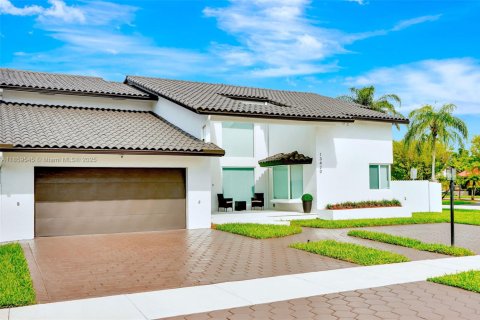 House in Miami, Florida 4 bedrooms, 324.23 sq.m. № 1889449 - photo 6