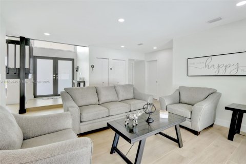 House in Miami, Florida 4 bedrooms, 324.23 sq.m. № 1889449 - photo 24