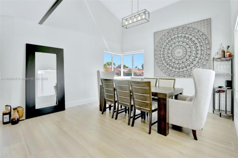 House in Miami, Florida 4 bedrooms, 324.23 sq.m. № 1889449 - photo 21