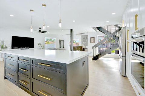 House in Miami, Florida 4 bedrooms, 324.23 sq.m. № 1889449 - photo 20