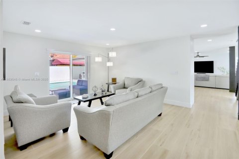 House in Miami, Florida 4 bedrooms, 324.23 sq.m. № 1889449 - photo 23