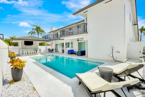 House in Miami, Florida 4 bedrooms, 324.23 sq.m. № 1889449 - photo 8