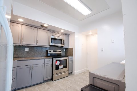 Condo in North Miami, Florida, 2 bedrooms  № 1939887 - photo 2
