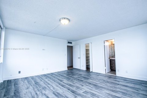 Condo in North Miami, Florida, 2 bedrooms  № 1939887 - photo 17