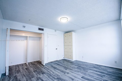 Condo in North Miami, Florida, 2 bedrooms  № 1939887 - photo 15