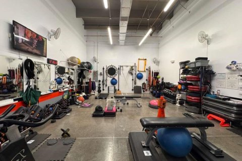 Commercial property in Sweetwater, Florida № 2014152 - photo 2