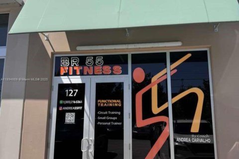 Commercial property in Sweetwater, Florida № 2014152