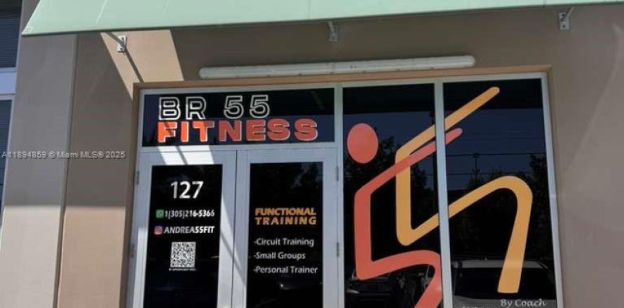 Commercial property in Sweetwater, Florida № 2014152