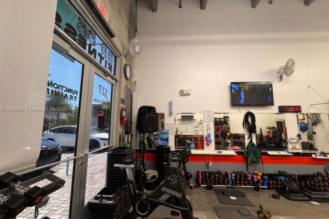 Commercial property in Sweetwater, Florida № 2014152 - photo 5