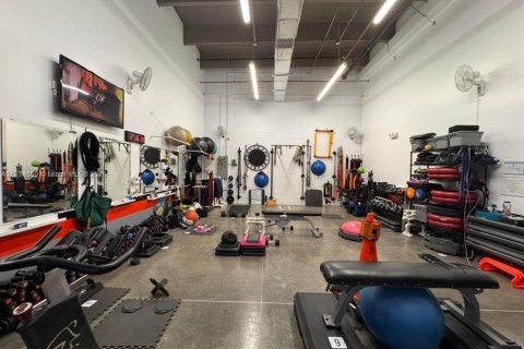 Commercial property in Sweetwater, Florida № 2014152 - photo 3