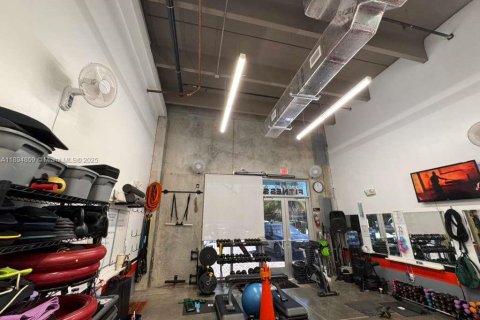 Commercial property in Sweetwater, Florida № 2014152 - photo 9