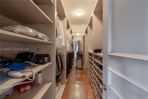 House in Coral Gables, Florida 7 bedrooms, 652.55 sq.m. № 2031678 - photo 28