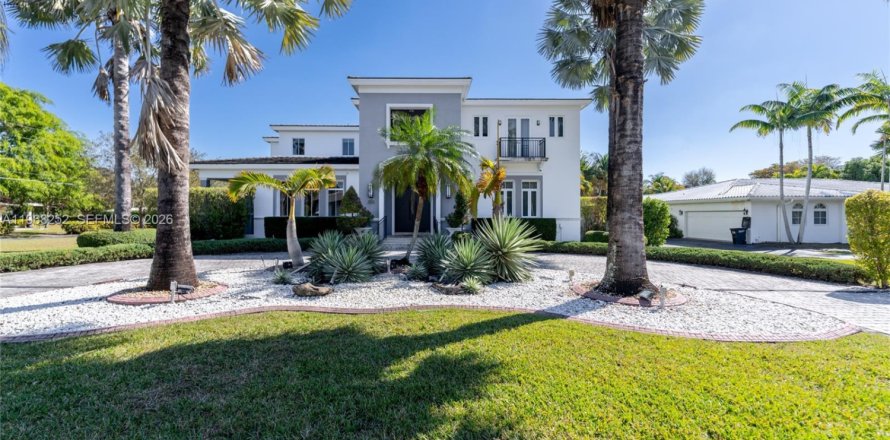 House in Coral Gables, Florida 7 bedrooms, 652.55 sq.m. № 2031678