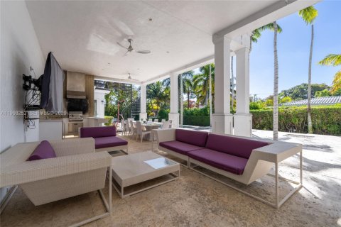 House in Coral Gables, Florida 7 bedrooms, 652.55 sq.m. № 2031678 - photo 17
