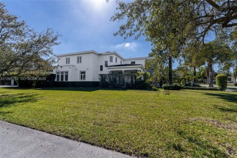 House in Coral Gables, Florida 7 bedrooms, 652.55 sq.m. № 2031678 - photo 8