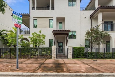 Condo in Doral, Florida, 3 bedrooms № 2424540 - photo 2