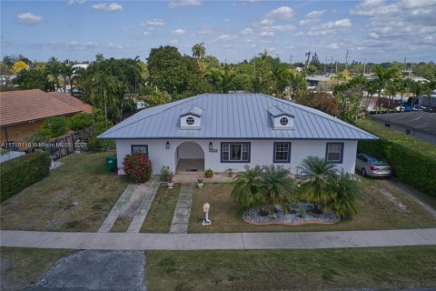 Casa en venta en Miami, Florida, 4 dormitorios, 196.21 m2 № 1691550 - foto 4