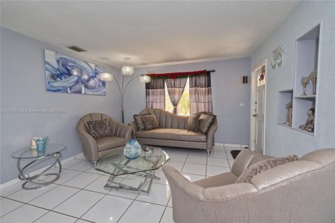 Casa en venta en Miami, Florida, 4 dormitorios, 196.21 m2 № 1691550 - foto 19