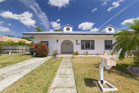 Casa en venta en Miami, Florida, 4 dormitorios, 196.21 m2 № 1691550 - foto 6