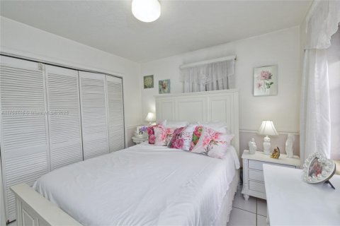 Casa en venta en Miami, Florida, 4 dormitorios, 196.21 m2 № 1691550 - foto 24