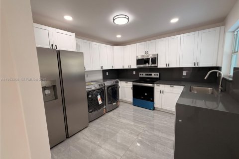 Villa ou maison à louer à Fort Lauderdale, Floride: 3 chambres, 116.03 m2 № 2024865 - photo 2