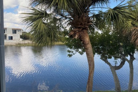 Townhouse in Weston, Florida 2 bedrooms № 1970485 - photo 1