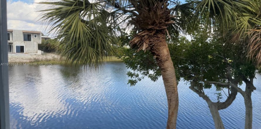 Townhouse in Weston, Florida 2 bedrooms № 1970485