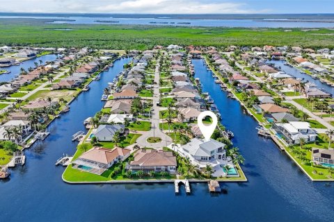 Купить виллу или дом в Кейп-Корал, Флорида 4 спальни, 528.99м2, № 1467006 - фото 7