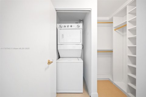 Condo in Miami, Florida, 1 bedroom  № 1942575 - photo 17