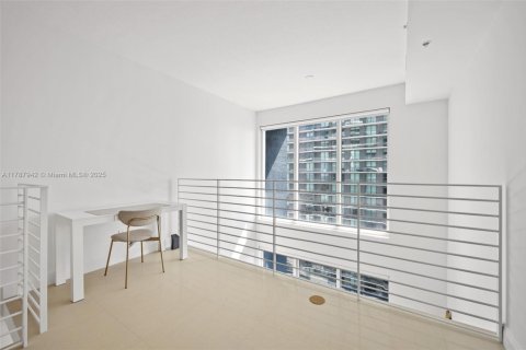 Condo in Miami, Florida, 1 bedroom  № 1942575 - photo 13