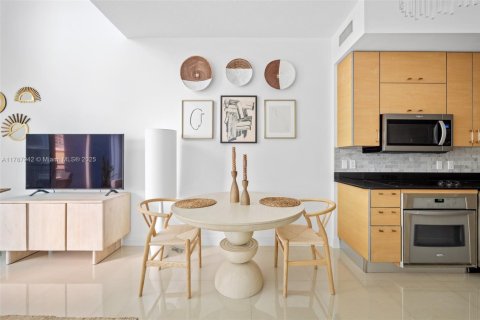 Condo in Miami, Florida, 1 bedroom  № 1942575 - photo 3