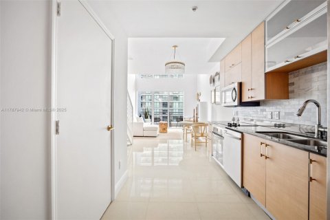 Condo in Miami, Florida, 1 bedroom  № 1942575 - photo 5