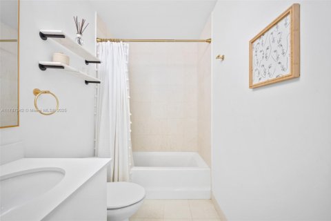 Condo in Miami, Florida, 1 bedroom  № 1942575 - photo 15
