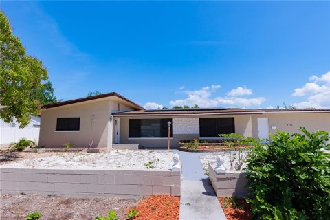 House in Saint Petersburg, Florida 3 bedrooms, 132.39 sq.m. № 2289832