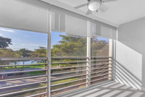 Condominio en venta en Coconut Creek, Florida, 2 dormitorios, 107.49 m2 № 1994399 - foto 1