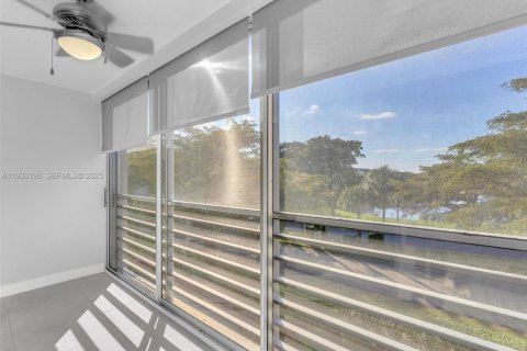 Condominio en venta en Coconut Creek, Florida, 2 dormitorios, 107.49 m2 № 1994399 - foto 2