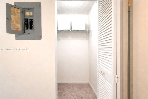 Condominio en venta en Pembroke Pines, Florida, 1 dormitorio, 63.64 m2 № 2049394 - foto 2