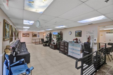 Commercial property in Hollywood, Florida № 1865410 - photo 11