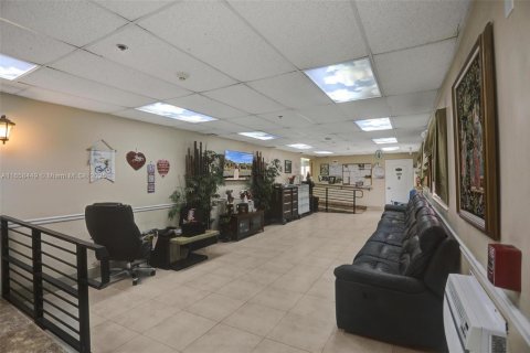 Commercial property in Hollywood, Florida № 1865410 - photo 12