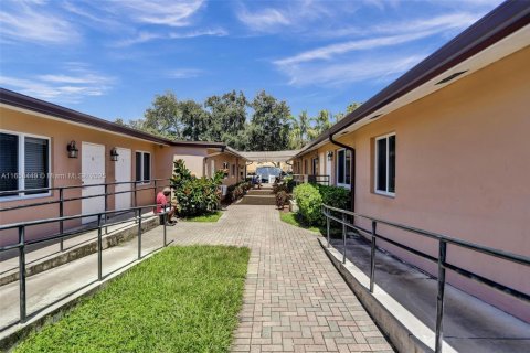 Commercial property in Hollywood, Florida № 1865410 - photo 5